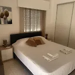 Charming 2 Bdr Free Parking & Wi-fi Apartment