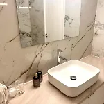 Charming 2 Bdr Free Parking & Wi-fi Apartment