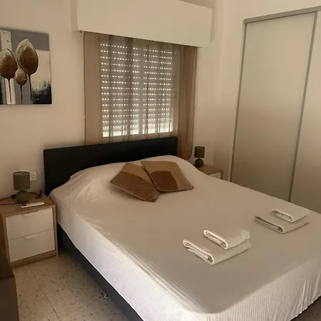 Charming 2 Bdr Free Parking & Wi-fi Apartment