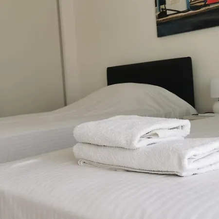 Charming 2 Bdr Free Parking & Wi-fi Apartment