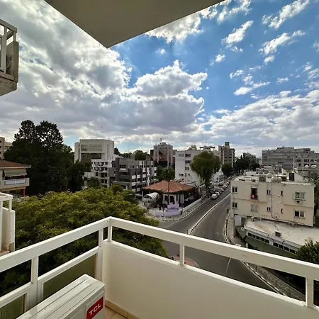Charming 2 Bdr Free Parking & Wi-fi Apartment *