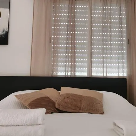 Charming 2 Bdr Free Parking & Wi-fi Apartmán