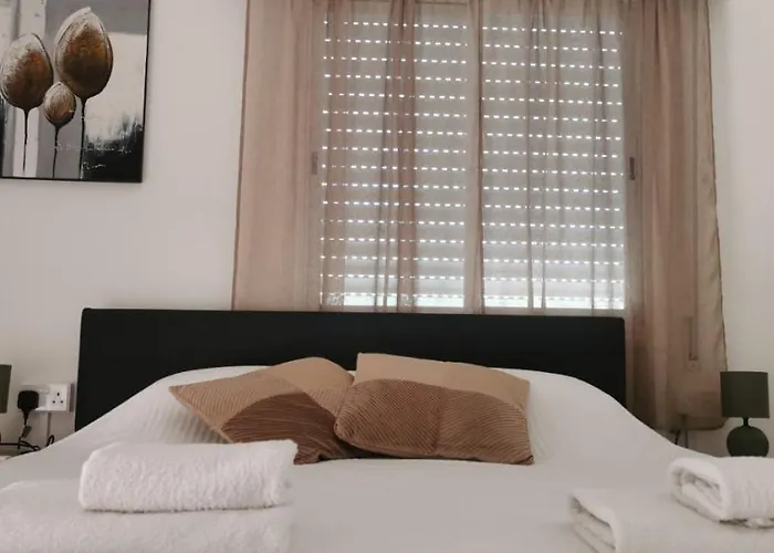 Charming 2 Bdr Free Parking & Wi-fi Apartmán